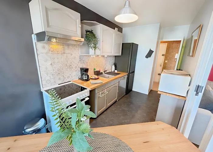 A 10 Minutes A Pied Du Centre Avec Parking Prive Et Balcon Apartment Caen