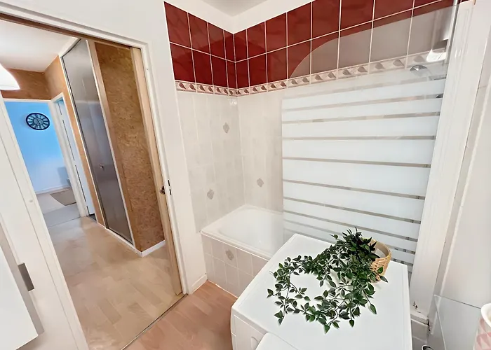 A 10 Minutes A Pied Du Centre Avec Parking Prive Et Balcon Caen